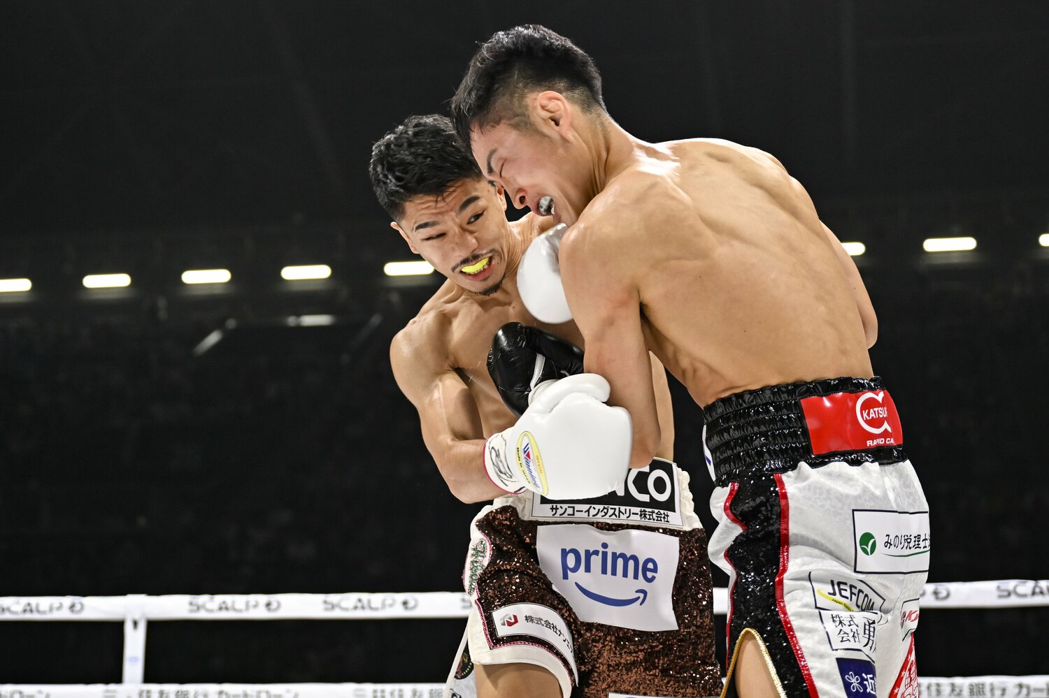 迷いなく仕掛けていく中谷の圧力が観衆を驚かせた ©Hiroaki Finito Yamaguchi