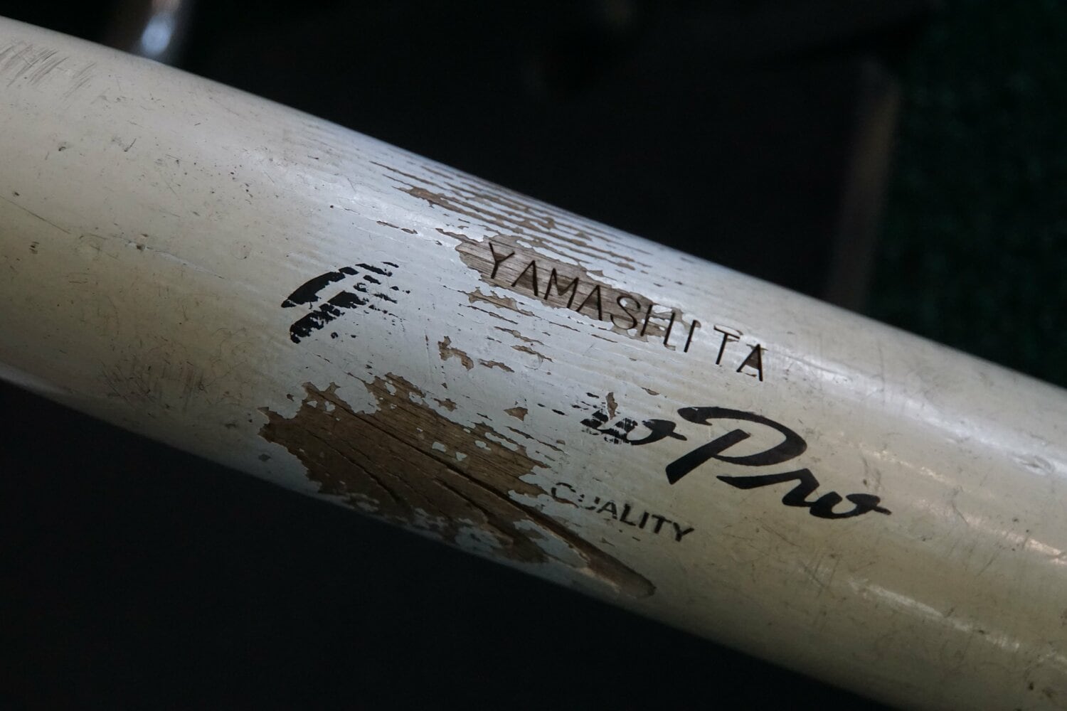 ミズノのバット作り名人、久保田五十一氏の手によるタイカップ型の特製ノックバット。父・智茂からの贈り物だという ©Kei Nakamura