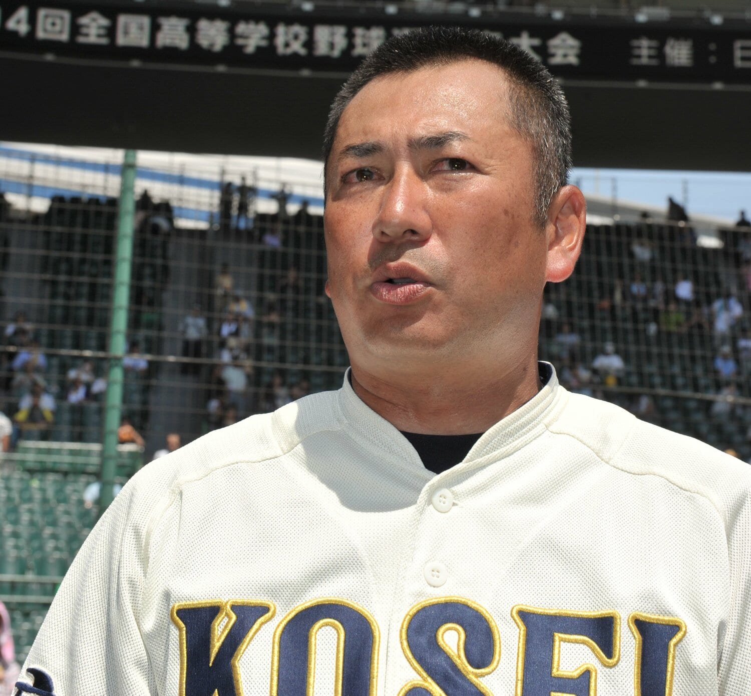 2012年、夏の甲子園の決勝後。インタビューに応じる仲井宗基監督（当時42歳） ©Hideki Sugiyama