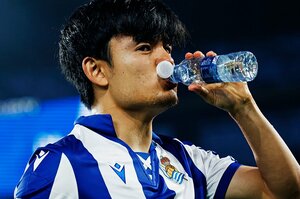 「それファウルだから」PKの笛は鳴らず…現地紙一面と“久保が倒された決定的瞬間”の連続写真。バスクダービーでも愛されるタケを全部見る