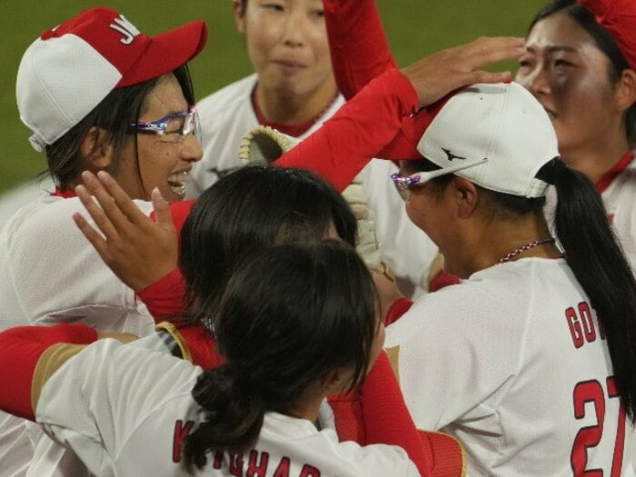 《ソフトボール金の功労者》優勝直後に“頭ポンポン”…神救援で話題の後藤希友（20）を育てた「世にも贅沢な2人の師匠」とは？＜Number Web＞ photograph by JMPA