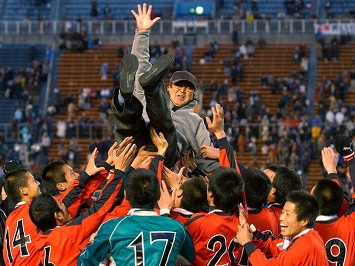 「情熱と我慢」「普通の人なら離婚してます（笑）」遠藤保仁らを育てた“高校サッカー名将の秘蔵ノート”…妻・息子も懐かしむ武勇伝とは＜Number Web＞ photograph by JIJI PRESS