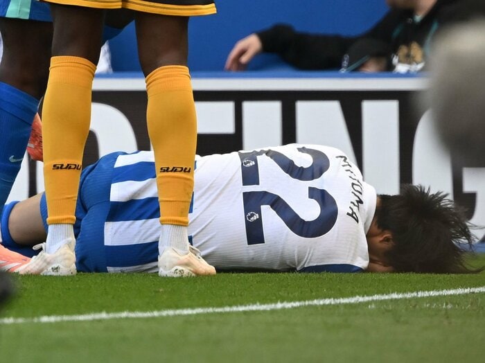 「“W杯絶望”報道は本当か」ブライトン三笘薫の左足肉離れ…目の前で撮影していた現地カメラマンが証言「太もも裏の上部。軽傷ではないだろう」＜Number Web＞ photograph by AFLO