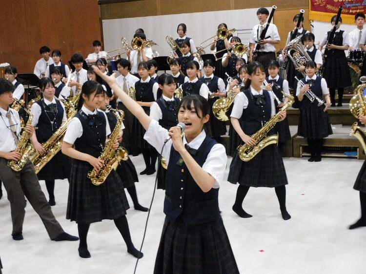 ヤクルト配達に八百屋、北新地のバーでも…大阪桐蔭吹奏楽部の“カリスマ”梅田隆司監督の波乱万丈すぎる半生と「野球部愛」の原点〈人気ブラバン徹底解剖〉（2／4）  - 高校野球 - Number Web - ナンバー