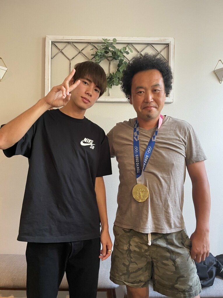 アメリカ生活でお世話になった吉田宏之さんに金メダルをかける堀米（吉田さん提供）