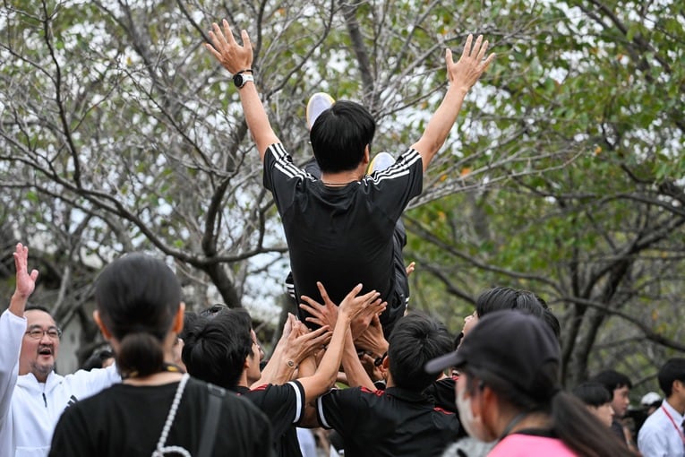 胴上げされる前田監督　©Nanae Suzuki