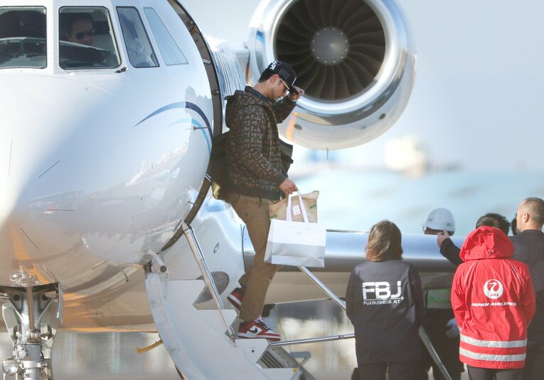 アドバイザーとして宮崎合宿に参加中のダルビッシュ。チャーター機で宮崎空港に降り立った　©JIJI PRESS