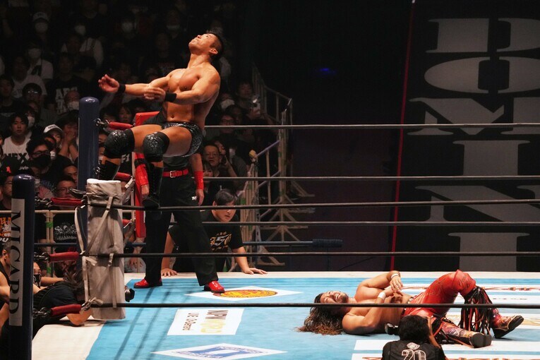 SANADAはムーンサルトプレスで畳みかける