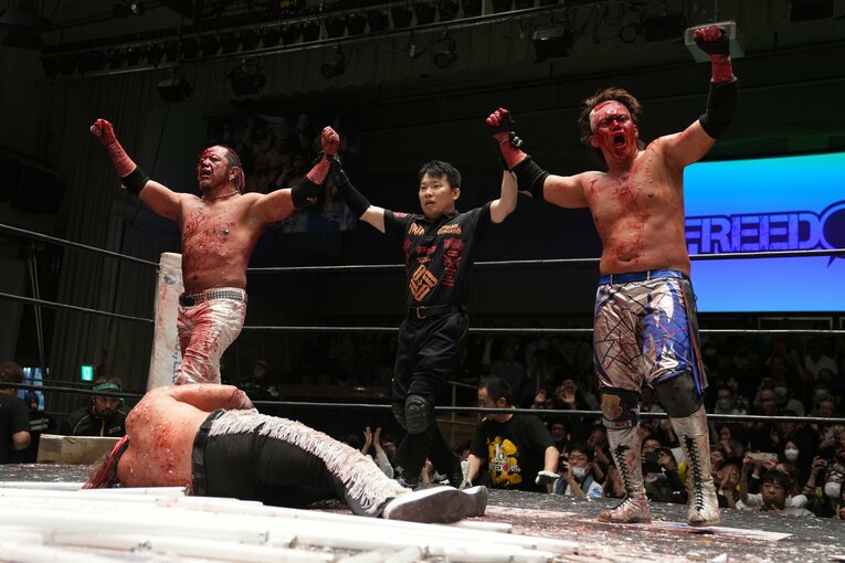 勝利した葛西純、杉浦透組　©Masashi Hara