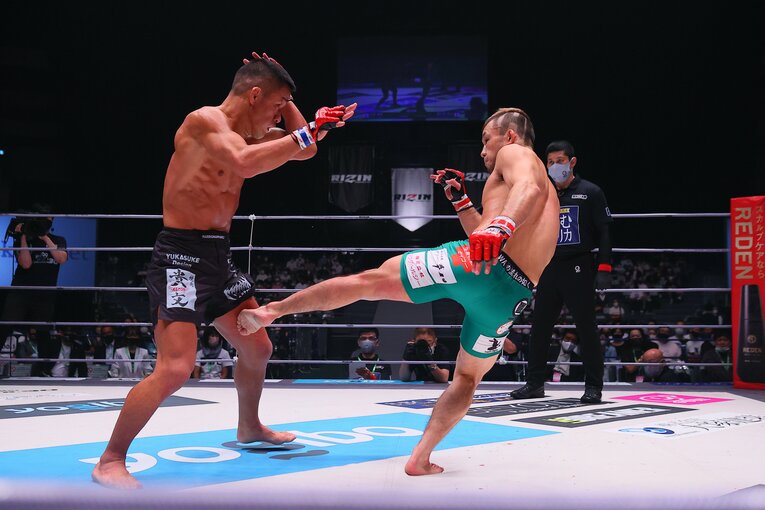 2021年9月のトーナメント2回戦では大塚隆史と対戦。朝倉海戦でも有効だったローキックを放つ扇久保　©RIZIN FF