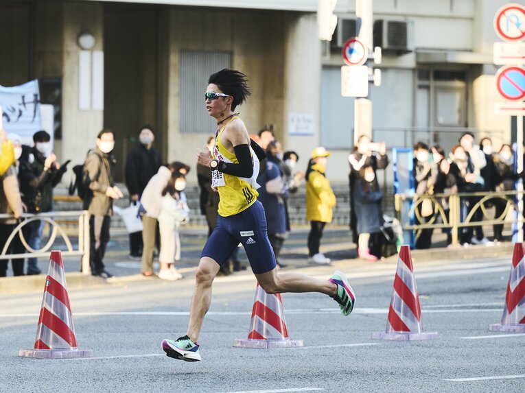 三田を通過、第一京浜へと入る新田　©Yuki Suenaga