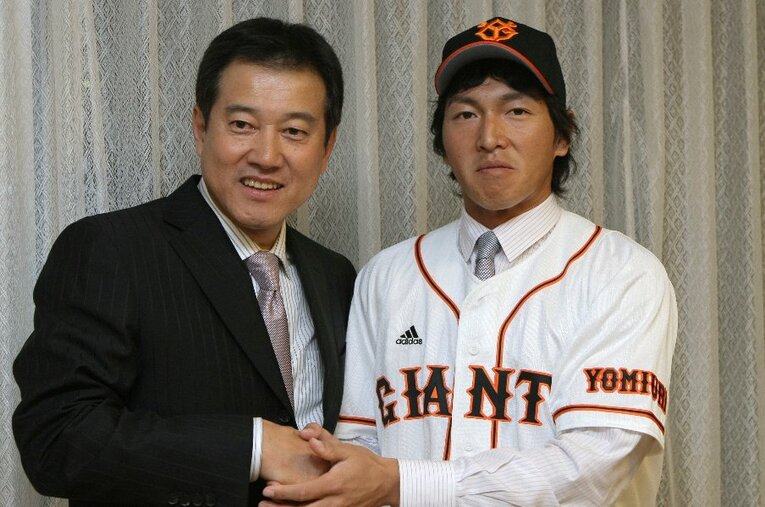 2009年10月29日のドラフト会議当日。巨人から1位指名された長野久義（ホンダ）が原辰徳監督（左）と握手 ／ photograph by JIJI PRESS