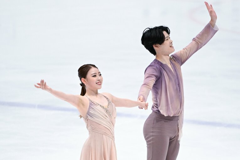 初の国際大会出場となった「木下グループ杯」で演技を行う紀平梨花・西山真瑚　©Asami Enomoto【スワイプするとそのほかの写真もご覧になれます】