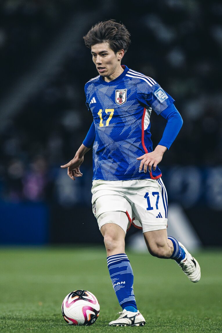田中碧のドリブル　©Kiichi Matsumoto/JMPA