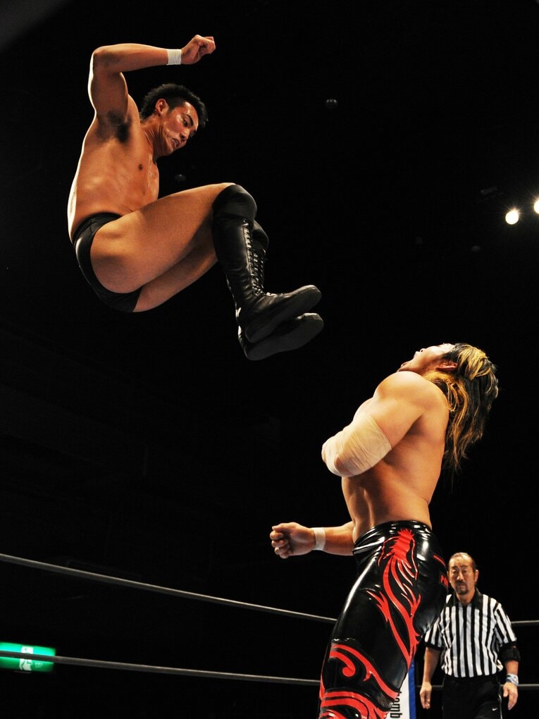 コーナーから放ったミサイルキック　©Essei Hara