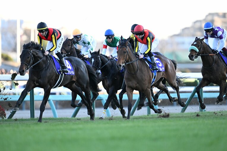 有馬記念、1周目のスタンド前　©Keiji Ishikawa