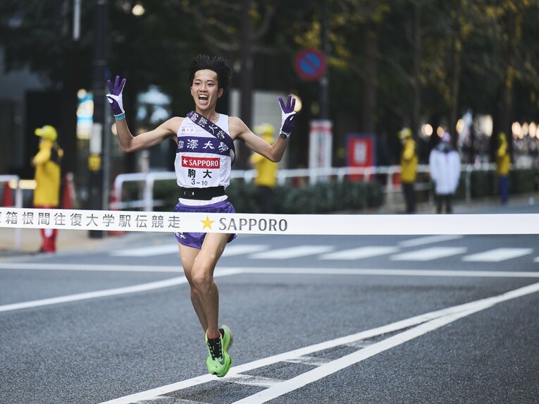 今年の箱根駅伝、駒大アンカーの青柿響(3年)。フィニッシュの瞬間、指を3本立て、”大学駅伝3冠”を表した　©Yuki Suenaga