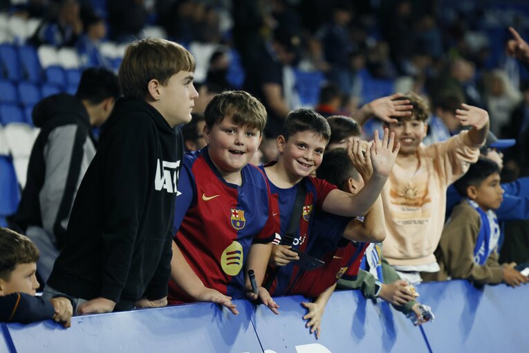 サンセバスチャンの地元っ子と思われるが、バルサユニ姿の子供たちファン　©Daisuke Nakashima