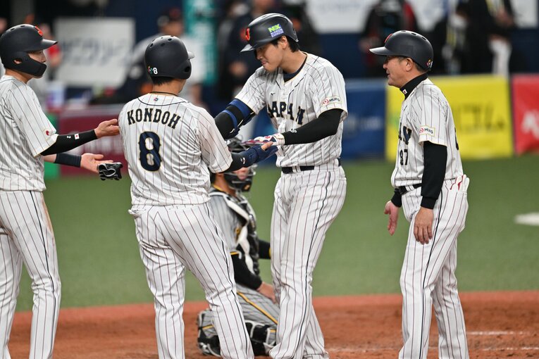 阪神戦での大谷と近藤、ヌートバー　©Naoya Sanuki