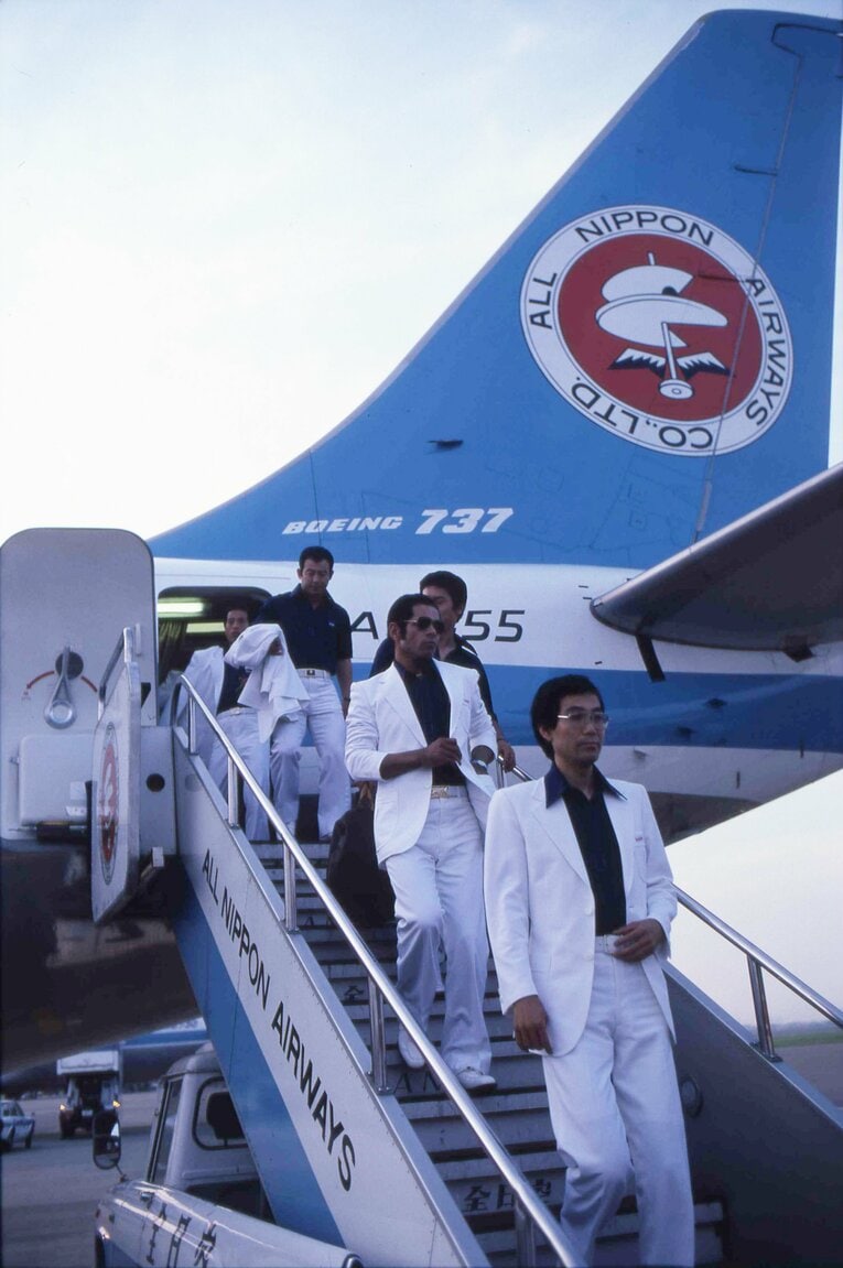 飛行機を降りる衣笠さん（中段）ら広島の選手たち。貫禄たっぷりだ　©︎BUNGEI SHUNJU