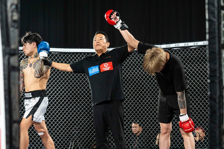 ヒザに手をつき、判定を聞いたやまかわ　©BreakingDown