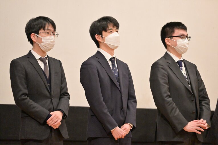 左から豊島九段、藤井五冠、永瀬王座　©Hideki Sugiyama