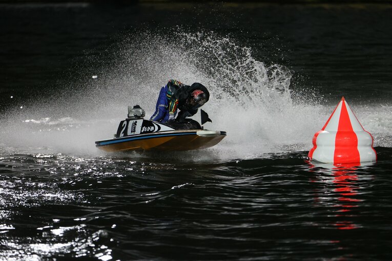 2コースからの鋭い差しも峰の必勝パターンのひとつだ　©日本モーターボート競走会