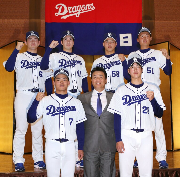 2018年のドラフト会議で中日から指名を受けた選手たち。前列左が根尾、右が梅津晃大、後列左から2番目が勝野昌慶 ©JIJI PRESS