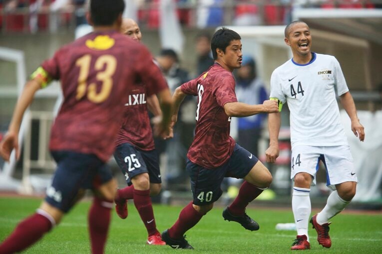 2015年、中田浩二・柳沢敦・新井場徹の合同引退試合で小笠原満男と　©Kiichi Matsumoto