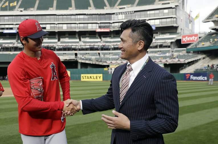 2018年、日本ハムコーチ時代の教え子、エンゼルス・大谷翔平投手を訪ねた黒木氏　(C)AP/AFLO