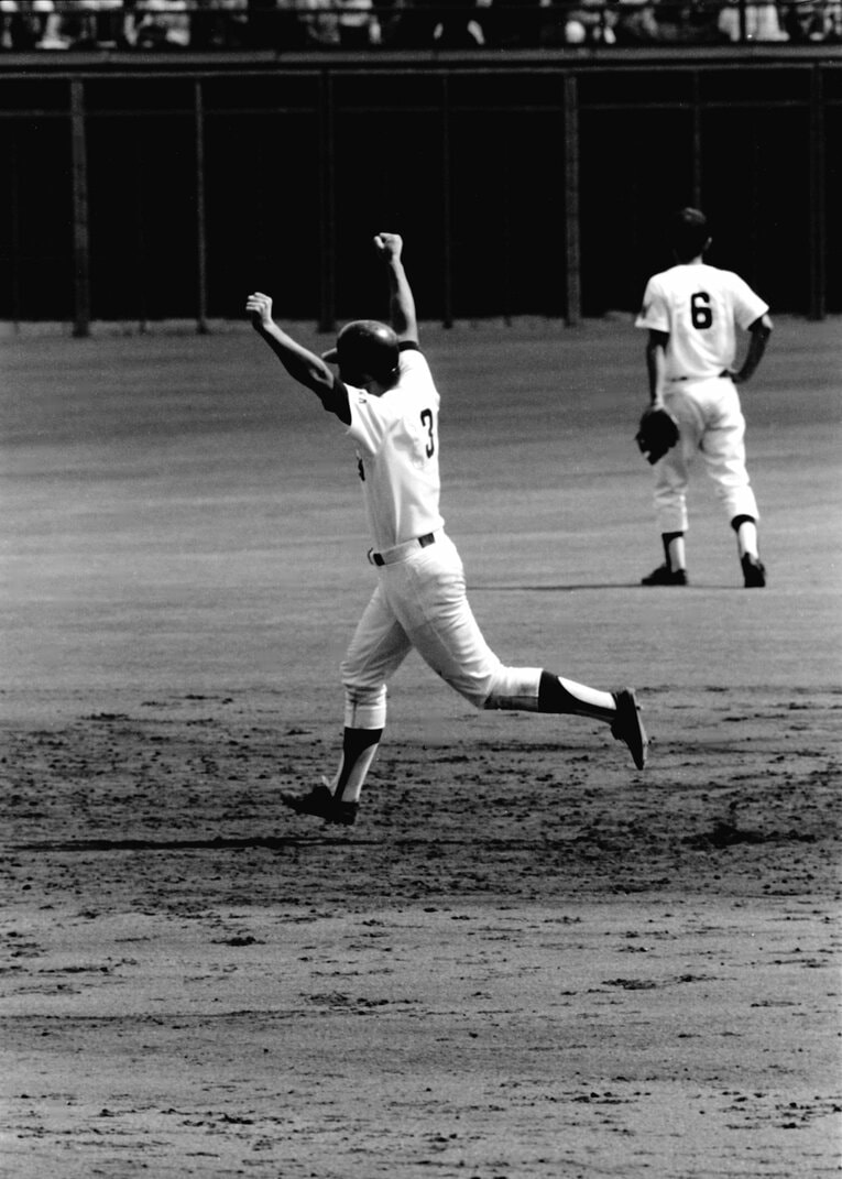 大会新記録となる5本目のホームランで両手を掲げて走る清原。奥の背番号6はキャプテンの桂　©︎Katsuro Okazawa/AFLO