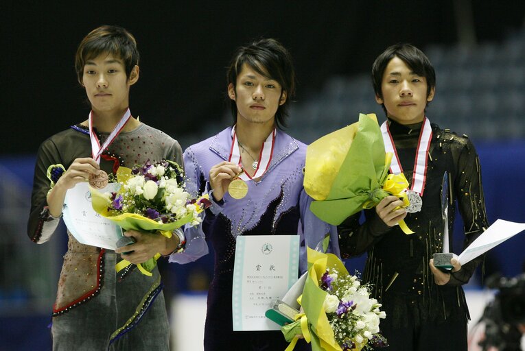 観客も帰りかけたころに優勝者が訂正され、改めて表彰式が行われることに。織田はもちろん変わって優勝者となった高橋にも笑顔はなかった　©AFLO