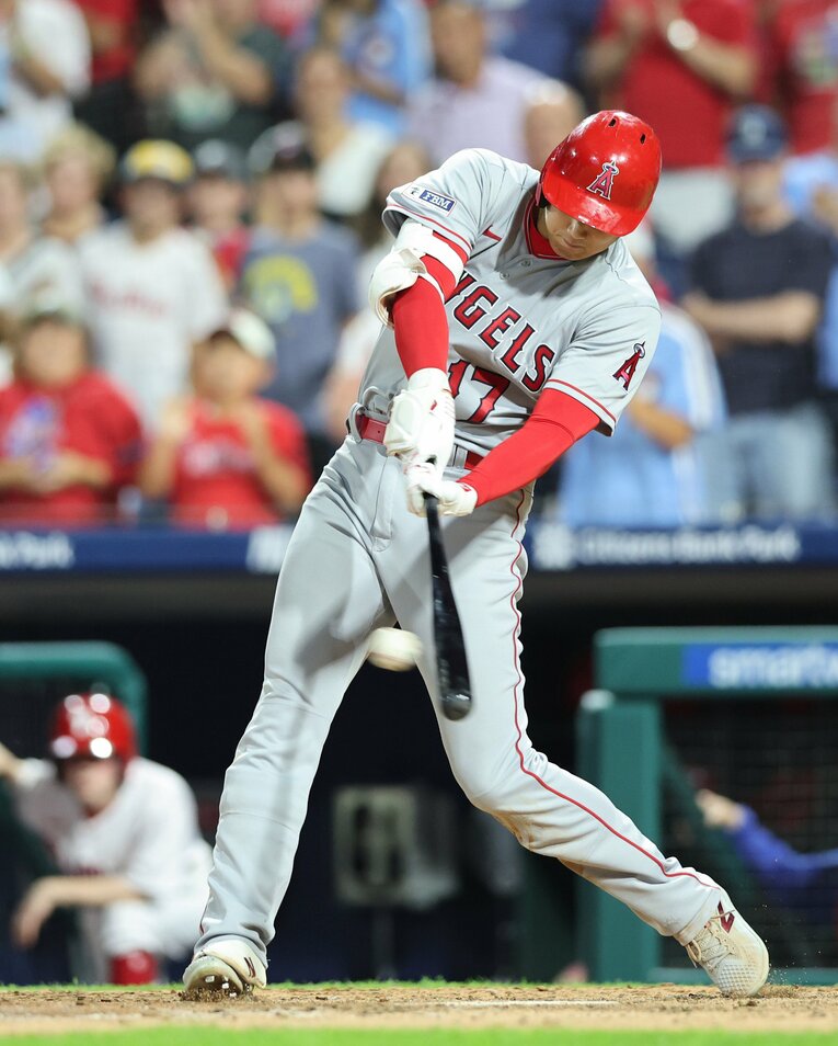 8月29日のフィリーズ戦でタイムリー二塁打を放つ大谷。右肘には負担がないように見えるが…　©︎JIJI PRESS