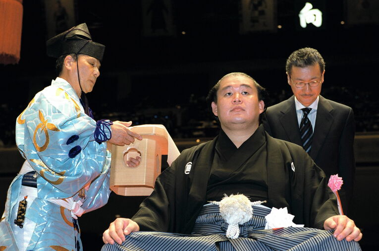 断髪式に臨む元横綱若乃花にハサミを入れた久米宏さん（2009年9月）©︎JIJI PRESS