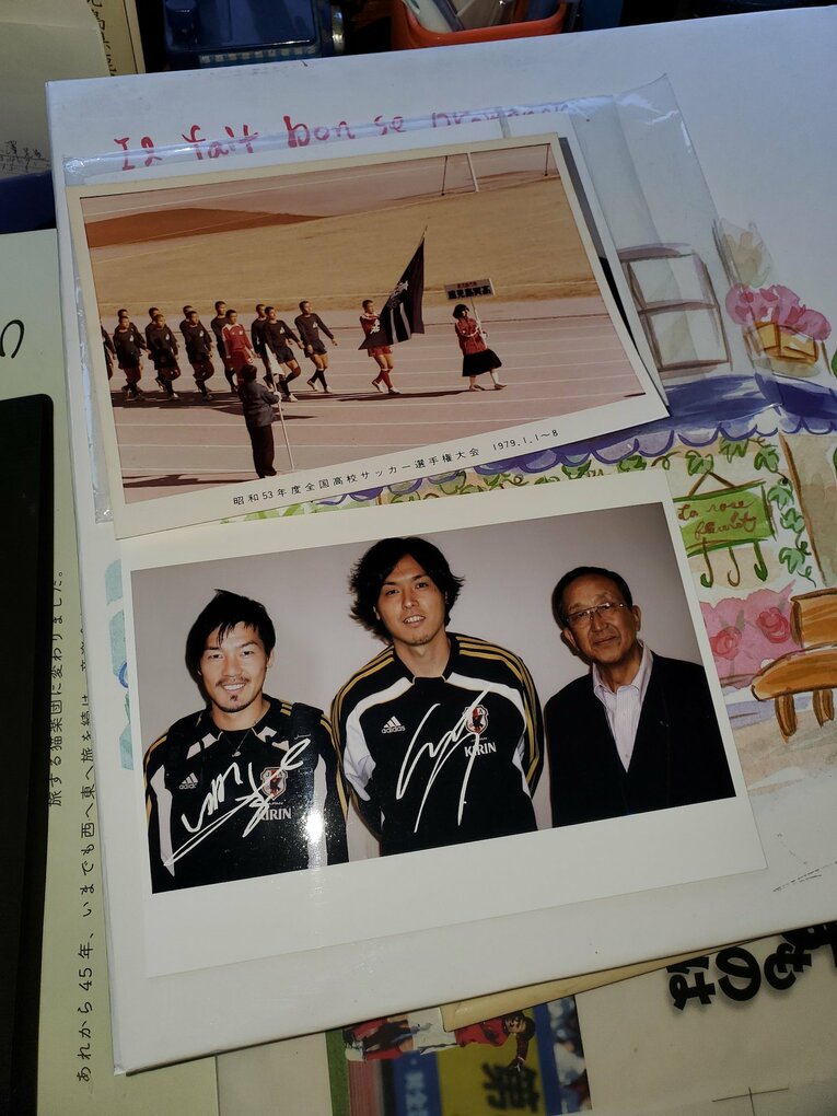 「情熱と我慢」「普通の人なら離婚してます（笑）」遠藤保仁らを育てた“高校サッカー名将の秘蔵ノート”…妻・息子も懐かしむ武勇伝とは(19)