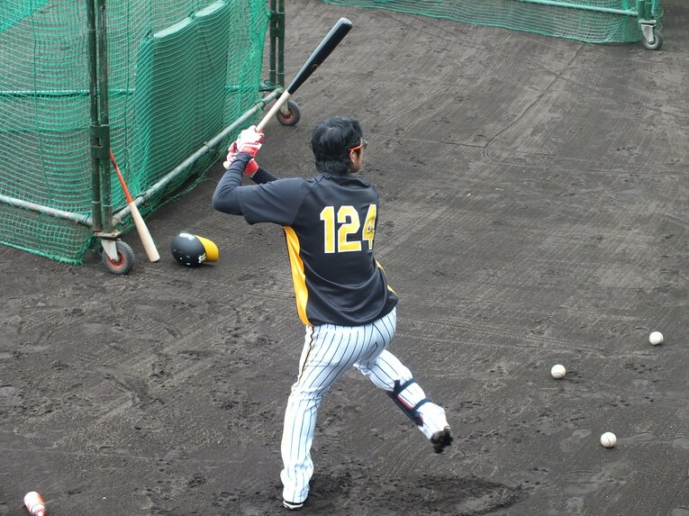 脳腫瘍からの復帰を目指し、育成の背番号「124」をつけて練習に取り組んでいた　©︎Mayumi Doi