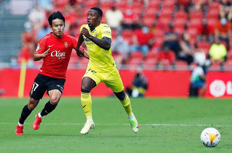 「クボ、ユニフォームちょうだい！」久保建英の“ティキタカ”は地元の子供、タクシー運転手にも人気… ビジャレアル相手に見せた敬意とは〈激写〉(7)