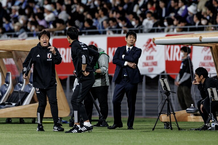 名波コーチの指示を受ける前田コーチ　©︎Kiichi Matsumoto/JMPA