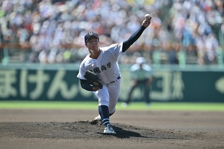 沖縄尚学・末吉良丞の投球フォーム（2枚目／全4枚） ©Hideki Sugiyama