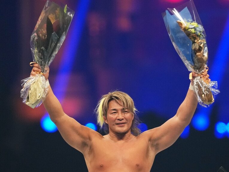 花束を掲げる棚橋弘至　©Essei Hara