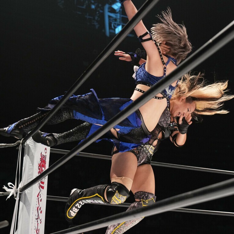 コーナーから安納サオリを落とす渡辺桃　©Essei Hara