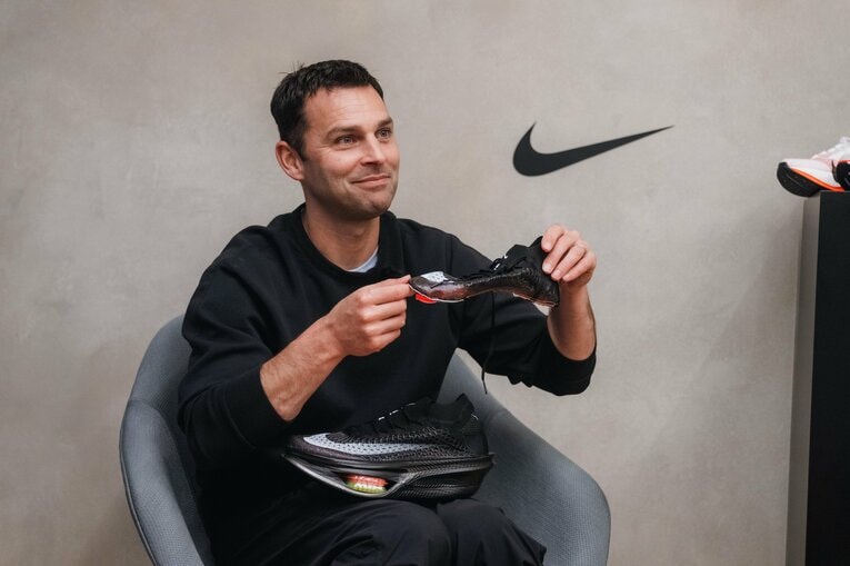 アッパーについて楽しそうに説明してくれる ©NIKE