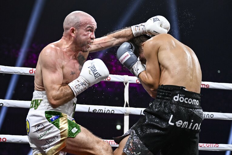 ドヘニーの近距離からの渾身の左をかわす井上©︎Hiroaki Yamaguchi