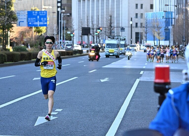 日比谷周辺でかなりの差を広げる新田　©JIJI PRESS