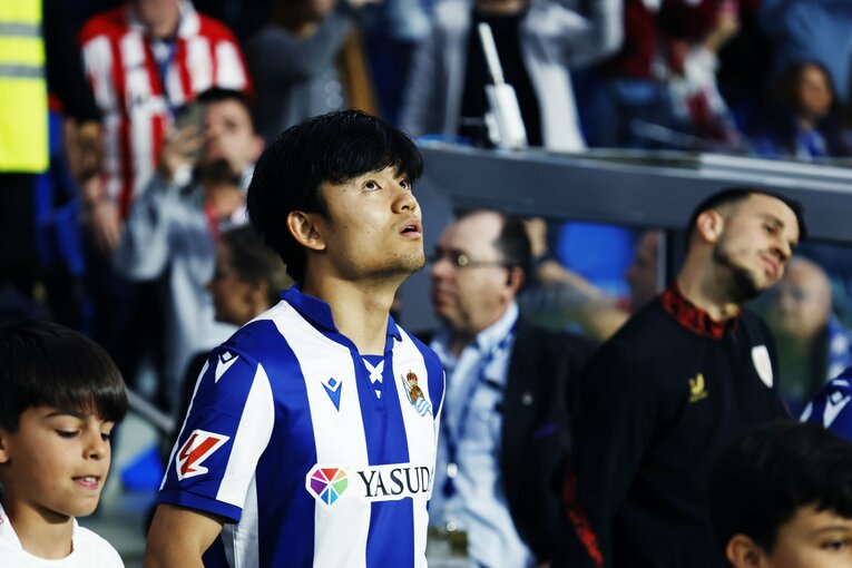 「それファウルだから」PKの笛は鳴らず…“久保建英が倒された写真”がダービー翌日、現地紙一面に「クボ対策は反則かスレスレしかない」雄弁な証拠(5)