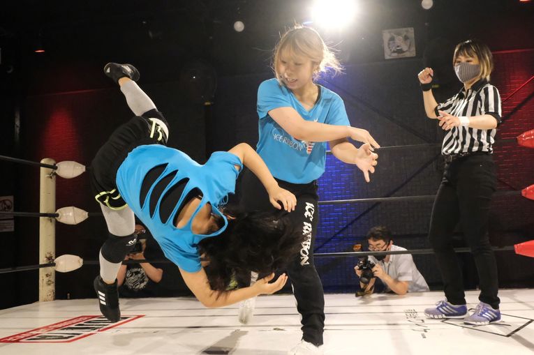 デビュー戦を迎えた12歳のキッズレスラー・咲蘭