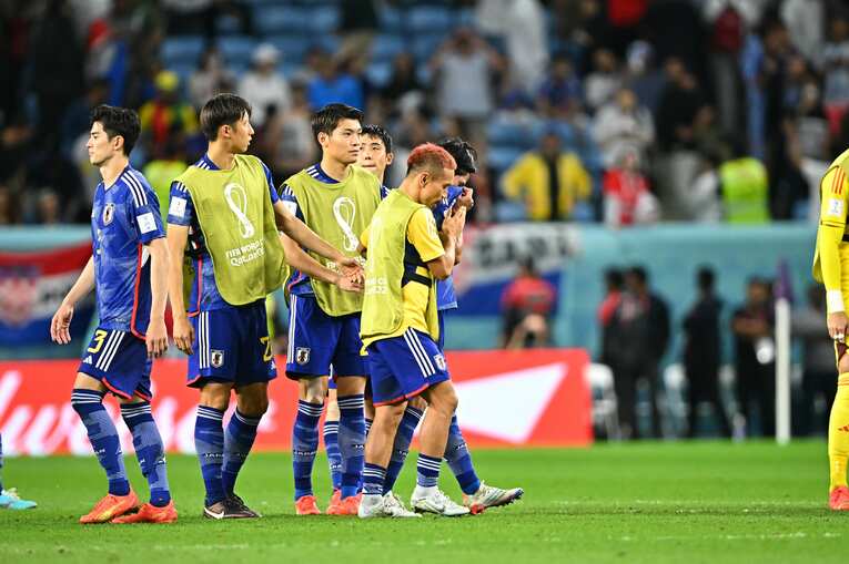 PKの1人目で失敗した南野に選手たちが駆け寄る　©Takuya Kaneko/JMPA