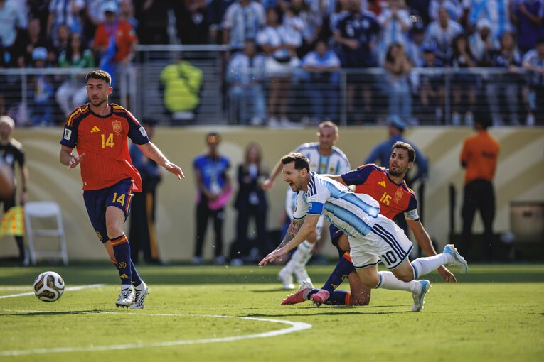 テレビ映像では伝わり切らないアルゼンチンvsスペインの決定的瞬間…写真は右に続きます　©Kiichi Matsumoto/JMPA