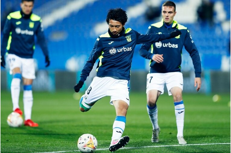 柴崎岳vs岡崎慎司が《ユニフォームを引っ張ってバチバチ》 撮影カメラマンが凍えそうな雨中で捉えた“熱いバトル”の瞬間(4)