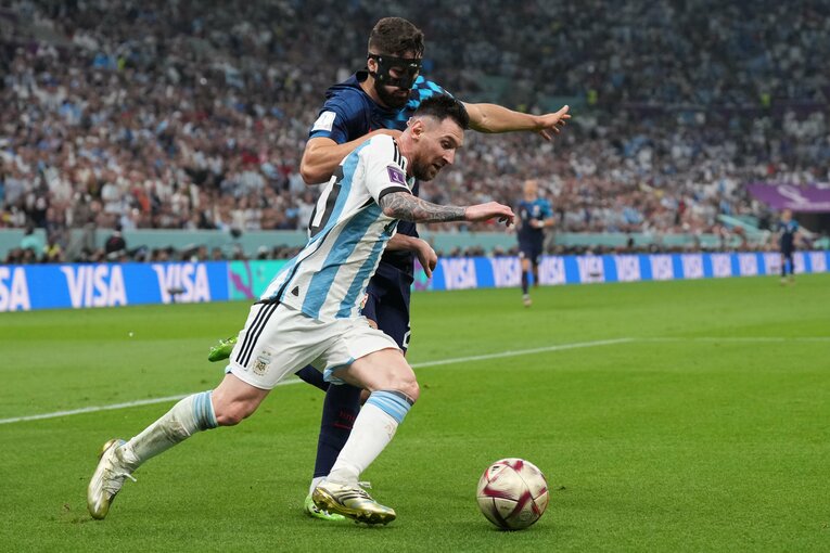 準決勝のクロアチア戦。日本を苦しめたDFグバルディオルを、メッシがぶち抜いたシーン　©JMPA